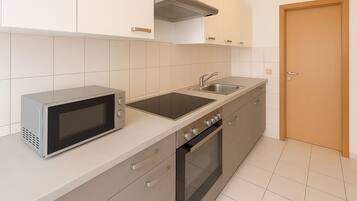 Kühlschrank, Wasserkocher mit Kaffee-/Teezubehör