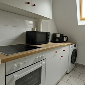 Kühlschrank, Mikrowelle, Ofen, Herdplatte