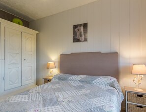 4 bedrooms, free WiFi, bed sheets - Detached house by pond - 3 bedrooms, pets allowed (Gy)