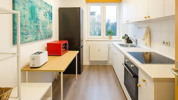 Kühlschrank, Mikrowelle, Herdplatte, Geschirrspüler