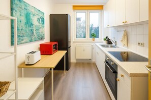 Réfrigérateur, micro-ondes, plaque de cuisson, lave-vaisselle