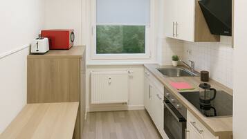 Kühlschrank, Mikrowelle, Herdplatte, Geschirrspüler