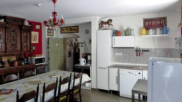 Réfrigérateur, micro-ondes, lave-vaisselle, chaise haute