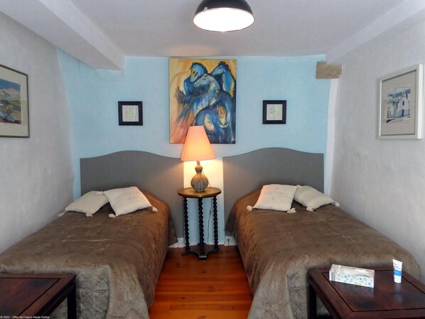 6 bedrooms, iron/ironing board, travel cot, free WiFi