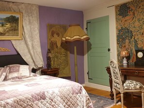 6 bedrooms, iron/ironing board, travel cot, free WiFi - Spacious historic house for 12, near nature (Mersuay)