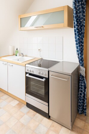 Fridge, microwave, oven, stovetop - Apartment Delitzsch DG - 4 pers., kitchen (Delitzsch)