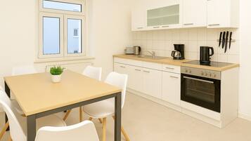 Kühlschrank, Mikrowelle, Kochgeschirr/Geschirr/Besteck