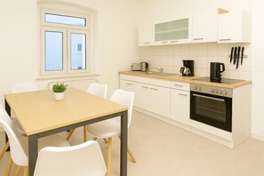 Fridge, microwave, cookware/dishes/utensils - Fitter's room Delitzsch center - 5 beds (Delitzsch)