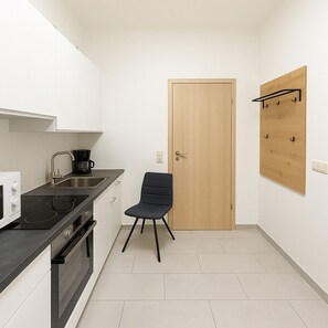 Fridge, microwave, cookware/dishes/utensils - Apartment Leipzig North - 6 pers., close to main station (Leipzig)