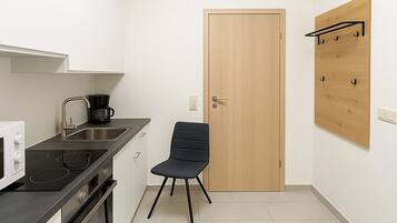 Kühlschrank, Mikrowelle, Kochgeschirr/Geschirr/Besteck