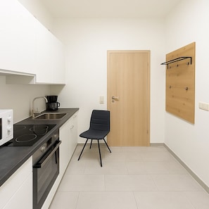 Refrigerador, microondas y utensilios de cocina