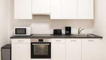 Kühlschrank, Mikrowelle, Kochgeschirr/Geschirr/Besteck