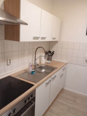 Fridge, cookware/dishes/utensils