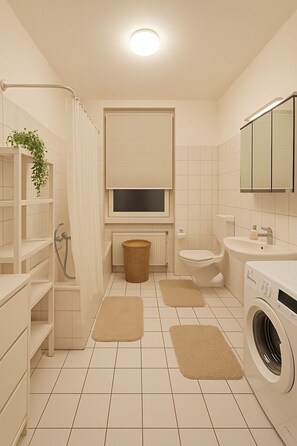 Bathroom - Apartment Delitzsch ground floor - 4 pers., garden (Delitzsch)