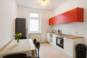 Microwave, cookware/dishes/utensils - Apartment Delitzsch ground floor - 4 pers., garden (Delitzsch)