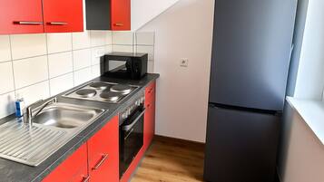 Kühlschrank, Mikrowelle, Ofen, Kochgeschirr/Geschirr/Besteck