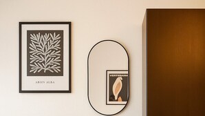 A room with a teal chair, a bed, a framed artwork, and a door. - House Delitzsch Holzstraße - 8 beds, parking lot (Delitzsch)