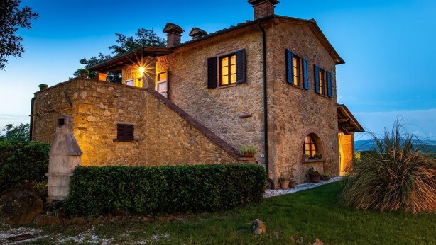 A stone house with a sloped roof, multiple windows, and a well-maintained garden. - Luxury Podere Forncacchia - Privacy, Exclusive View (Toscana)