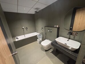 Royal Suite | Bilik Mandi | Tuala disediakan, sabun, syampu, tisu tandas 