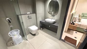 Signature Suite | Bathroom | Towels, soap, shampoo, toilet paper