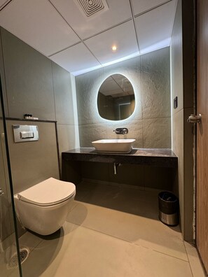 Kamar Double Standar | Kamar mandi | Handuk, sabun, sampo, dan tisu toilet