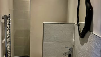 Klassieke tweepersoonskamer, uitzicht op bergen | Badkamer