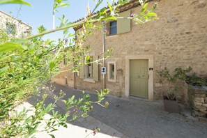 Front of property - La vie de château (Grignan)