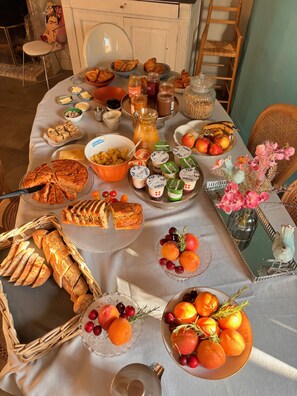 Desayuno continental gratuito y diario