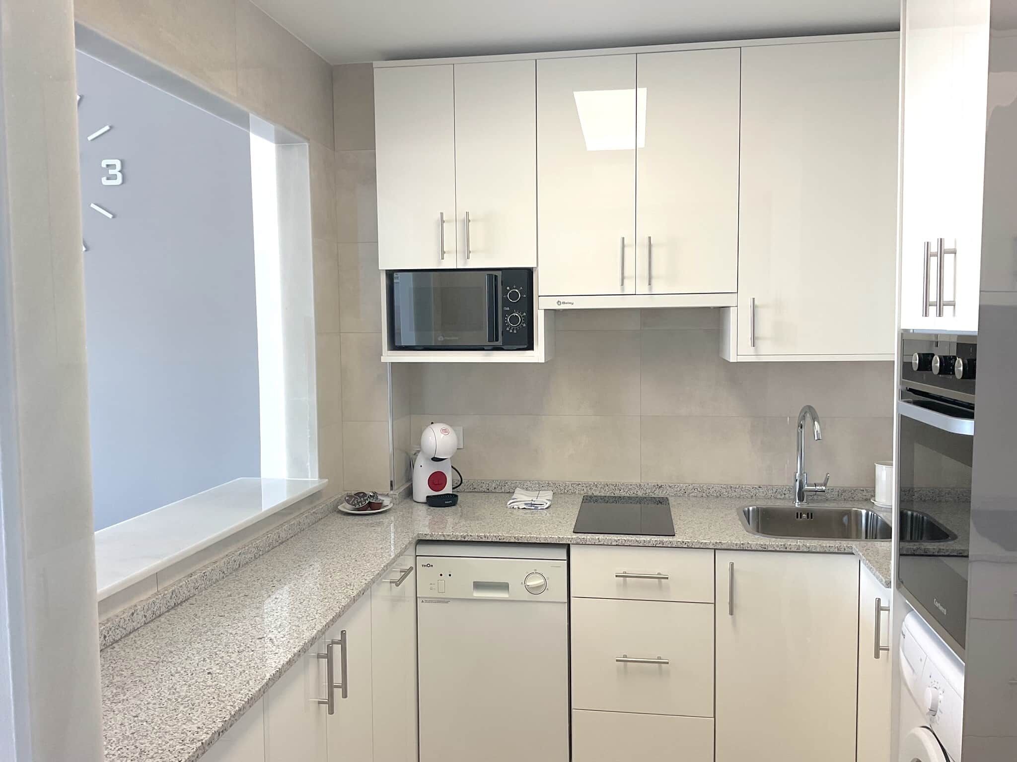 Frigorífico, microondas, horno y placa de cocina