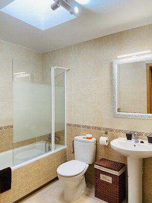 Bidet, tovalloles, sabó i paper higiènic