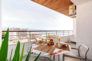 Outdoor dining - Oasis Sea & Sky (Torremolinos)