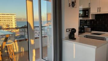 Een koffiezetapparaat/waterkoker, een koelkast, een magnetron, een oven