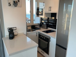 Geladeira, micro-ondas, fogão, cooktop
