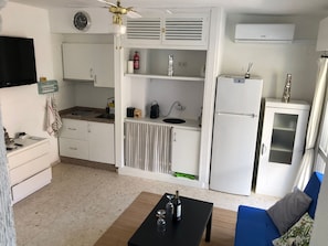 Coffee/tea maker, fridge, microwave, stovetop
