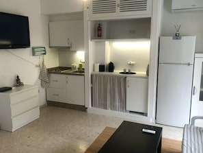 Coffee/tea maker, fridge, microwave, stovetop