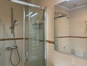 Douche, sèche-cheveux, serviettes fournies, savon
