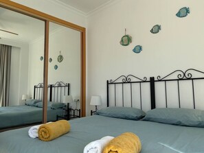 1 habitación, tabla de planchar con plancha y cuna de viaje 