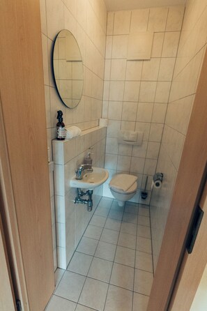 Een douche, een haardroger, handdoeken, zeep