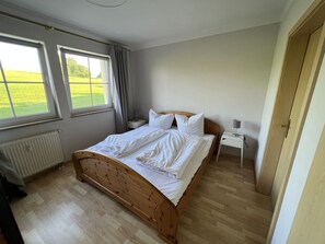 1 slaapkamer, een strijkplank/strijkijzer, gratis wifi, beddengoed