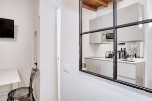 Standard-Apartment, Stadtblick | Wohnbereich | 32-Zoll-LED-Fernseher mit Digitalempfang