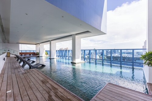 2 Furnished Studios with WiFi, Gym & Pool—Prime Central Location Cebu IT Park