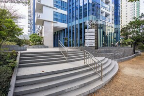 Exterior - 2 Furnished Studios with WiFi, Gym & Pool—Prime Central Location Cebu IT Park (Cebu City)