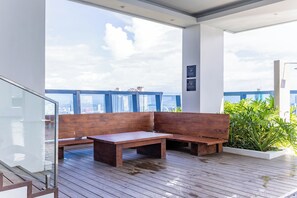 Outdoor dining - 2 Furnished Studios with WiFi, Gym & Pool—Prime Central Location Cebu IT Park (Cebu City)