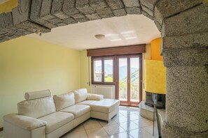 Family House, Multiple Bedrooms, 2 Bathrooms (Balcone Di Alex & Thomas) | Living area