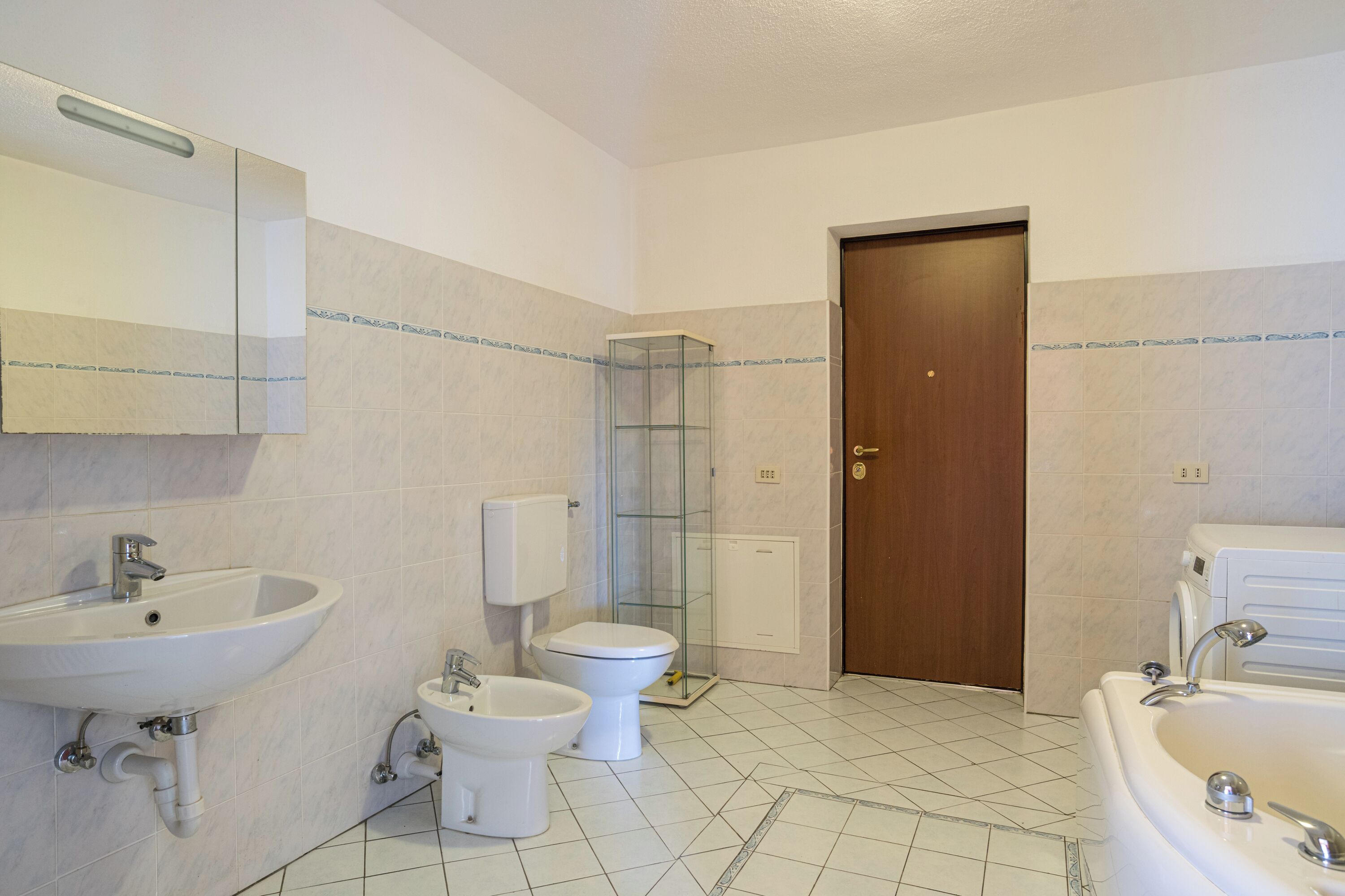 Duschwanne, Haartrockner, Bidet, Handtücher