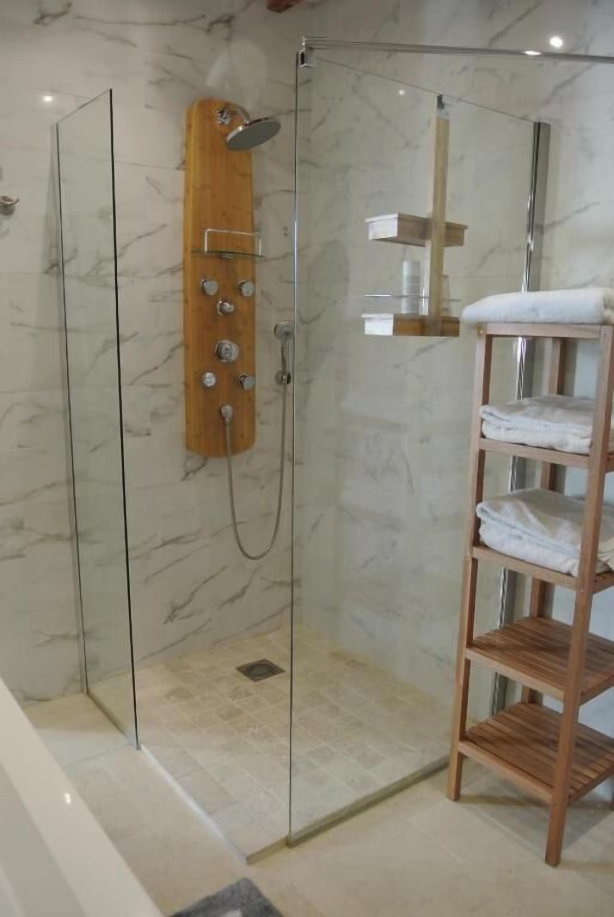 Deluxe Double Room, Courtyard View | Bathroom | Combined shower/bathtub, free toiletries, hair dryer, towels