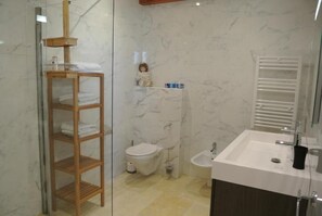 デラックス ダブルルーム コートヤードビュー | バスルーム | シャワー付き浴槽、バスアメニティ (無料)、ヘアドライヤー、タオル