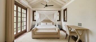 Colonial type 4-bedroom villa in Colombo with WiFi, AC
