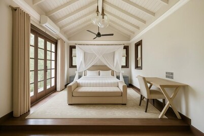 Colonial type 4-bedroom villa in Colombo with WiFi, AC