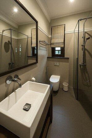 Dusche, Haartrockner, Bidet, Handtücher